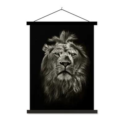 Produktbild von MuchoWow® Textilposter Löwe - Tiere - Porträt - Wildtiere - Schwarz und weiß 90x120 cm mit schwarzem Rahmen - Dekoration