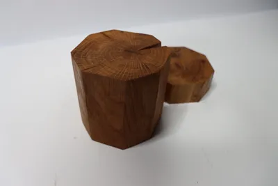 Obrázek produktu pro Zaoblené olejované dřevěné kostky z masivního dubu s osmihrannou základnou 15x15cm výška 10cm, kulaté dřevěné kostky, rustikální, přírodní produkt