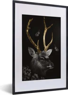 Produktbild von MuchoWow® MuchoWow® Gerahmtes Poster Hirsch - Schmetterling - Geweih - Gold 40x60 cm - Poster mit zchwarzem Bilderrahmen - Poster in Rahmen