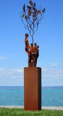 Produktbild von Casa Padrino XXL Garten Deko Metall Skulptur Freunde am Baum auf Säule Rost H. 260 cm