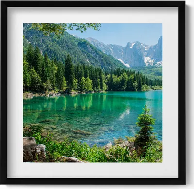 Produktbild von Berglandschaft mit einem See im Wald– Wandbild mit Rahmen – Gerahmtes Bild  – Wanddekoration – 50x50 cm –  Schwarz Rahmen