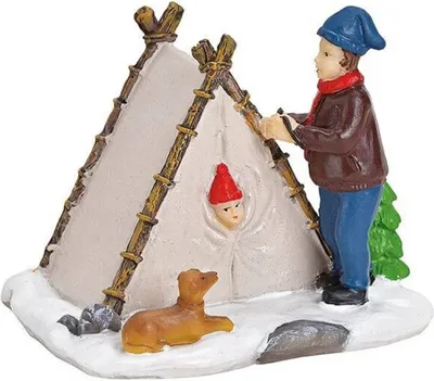 Eine winterlichen Szene, die ein kleines Tipi zeigt, das vom Vater in warmer Kleidung aufgebaut wird