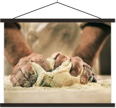 Produktbild von MuchoWow® Textilposter Der Bäcker knetet den Teig 150x113 cm mit schwarzem Rahmen - Wohnzimmer
