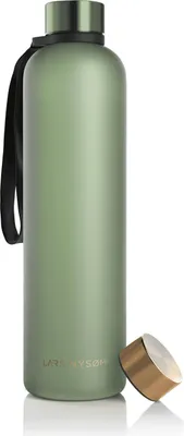 Produktbild von LARS NYSØM Trinkflasche 1l | Ultraleichte Tritan Sport Flasche, Kohlensäure geeignet | Ideal für Sport, Büro, Yoga | 2 Deckel inkludiert 1000ml Sage - Gold