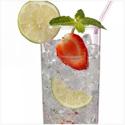 Produktbild von Wallario Memoboard Magnettafel aus Glas, Größe 50 x 50 cm, Motiv Glas Wasser mit Erdbeeren