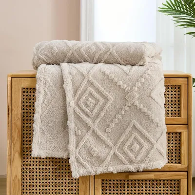 Produktbild von Kuscheldecke 150x200 cm in Beige, warme Fleece-Decke für Sofa und Bett