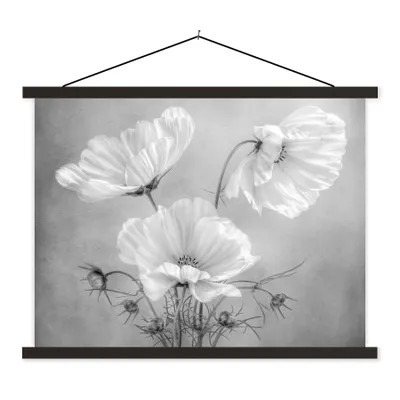Produktbild von MuchoWow® Textilposter Stilleben - Blumen - Schwarz und weiß - Mohn - Botanisch 150x113 cm mit schwarzem Rahmen - Wohnzimmer