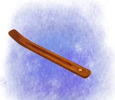 Räucherstäbchenhalter ist lang, schmal aus hellem Holz gefertigt und hat eine leicht gebogene Form.