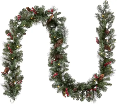 Produktbild von Beleuchtete künstliche Weihnachtsgirlande, Grün, Crestwood-Fichte, weiße Lichter, dekoriert mit Tannenzapfen, Beerenbüscheln, batteriebetrieben, Weihnachtskollektion, 9 Fuß