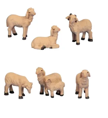 Sechs kleine Schaffiguren in verschiedenen Posen einige stehen, liegen oder stehen mit ihren Lämmern