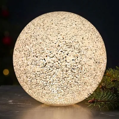 Productafbeelding van XL LED-lichtbol warmwit, met parelmoerlook, op batterijen, diameter 18 cm. Bollicht van zacht acryl in wit met een effect van gebroken glas