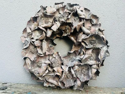 Produktbild von Indoor-Wandkranz mit Großen 10 cm Blüten 45 cm Durchmesser, Praktische Aufhängung