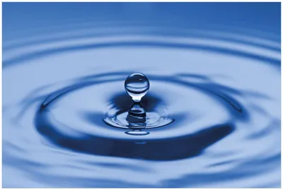 Produktbild von Wallario Premium Glasbild, freischwebende Optik, kräftige Farben, Größe 90 x 60 cm Motiv Wassertropfen im blauen Wasser