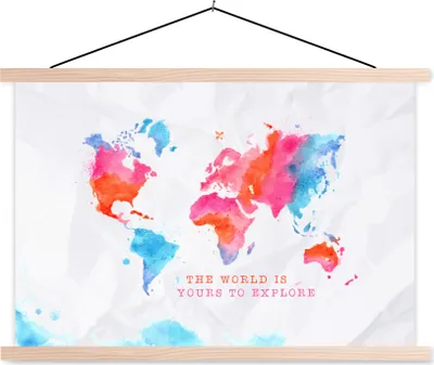 Produktbild von MuchoWow® Textilposter Karte - Welt - Sprichwörter 120x80 cm mit holzfarbenen Rahmen - Aufhängeset