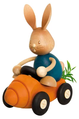 Produktbild von Drechslerei Kuhnert - Dekofigur aus Holz - Hase Stupsi im Möhrenflitzer - ca. 12cm