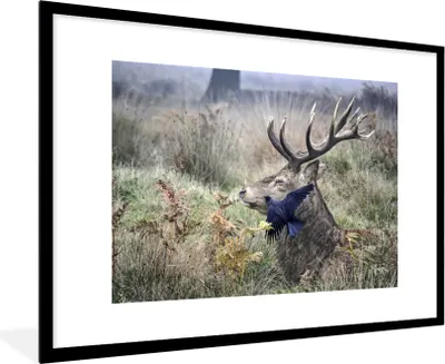 Produktbild von MuchoWow® MuchoWow® Gerahmtes Poster Hirsch - Vogel - Wald 90x60 cm - Poster mit zchwarzem Bilderrahmen - Wanddekoration - Fotos