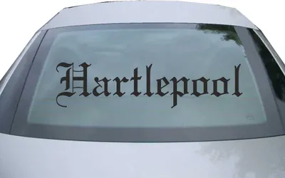 Produktbild von Indigos UG - Aufkleber Heckscheibe & Motorklappe DE6631 - schwarz - 600x150 mm - Hartlepool - Auto Scheiben Fenster Heckklappe Tuning Racing JDM - Die cut
