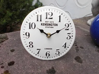 Produktbild von Kleine Standuhr Kensington Station aus Metall 15 cm weiß