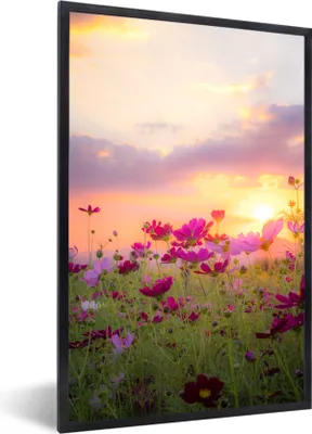 Produktbild von MuchoWow® Gerahmtes Poster Sonnenuntergang - Blumen - Rosa - Natur - Grün 60x90 cm - Poster mit Schwarzem Bilderrahmen Wandposter Rahmen Foto Bilder - Kunst