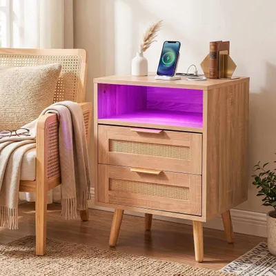 Zdjęcie produktu dla Stolik nocny z drewna rattanowego z oświetleniem LED, 2 szufladami i portami USB