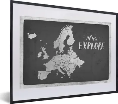 Produktbild von MuchoWow® Gerahmtes Poster Vintage Eurocard mit dem Text "Explore" - schwarz und weiß 40x30 cm - Poster mit Schwarzem Bilderrahmen Wandposter Rahmen Foto Bilder - Bilderrahmen - Poster im Rahmen