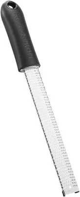 Produktbild von Zester-Reibe MASTER GRIP, ultrascharfe fotogeätzte Klingen | Zitronenreibe, Ingwerreibe, Parmesanreibe, rostfreier Edelstahl, ergonomischer Soft-Touch-Griff, rutschfeste Füße