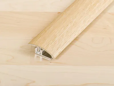 Produktbild von PROLINE Eiche 55mm Bodenprofil, PROVARIOclip Universal Eiche Furnier, Einrastendes Profilsystem mit Drehgelenktechnik, Ohne Sichtbare Verschraubung, Für Bewegungsfugen Schwimmende Bodenbeläge
