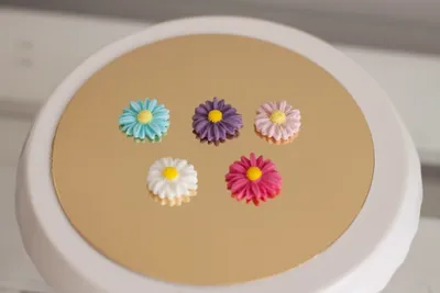 Obrázok produktu pre Sweetfanaberia | Dekorácie na tortu DAISIES - 5 kusov - Jedlé kvety - Ideálne na cupcakes