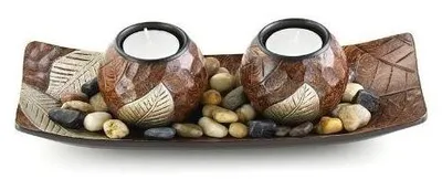 Imagen del producto de Bandeja decorativa de madera con dos soportes para velas
