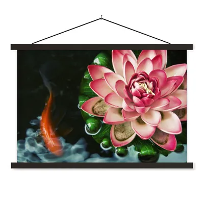 Produktbild von MuchoWow® Textilposter Ein Koi-Karpfen mit einer rosa Blume 120x80 cm mit schwarzem Rahmen - Wanddeko