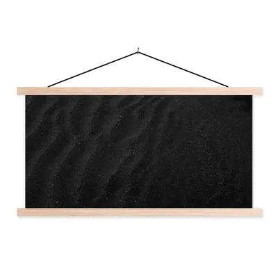 Produktbild von MuchoWow® Textilposter Sand - Schwarz - Weiß - Strand 60x30 cm mit holzfarbenen Rahmen - Dekoration