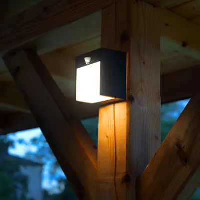 Produktbild von LUMILED LED Außenwandleuchte mit Bewegungsmelder 12W 580 lm 3000K Warmweiß IP54 Spritzwasserdicht Schwarz Wandleuchte Modern Wandbeleuchtung Außenbeleuchtung Hauswand Gartenfassade Eingangsbereich Terrassen Balkon 230V