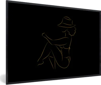 Produktbild von MuchoWow® Gerahmtes Poster Frau - Hut - Gold - Strichzeichnung 90x60 cm - Poster mit Schwarzem Bilderrahmen Wandposter Rahmen Foto Bilder - Fotorahmen - Foto-Plakat