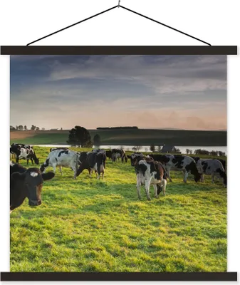 Produktbild von MuchoWow® Textilposter Kuh - Gras - Sonnenuntergang 120x120 cm mit schwarzem Rahmen - Aufhängungsset