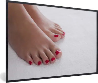 Produktbild von MuchoWow® Gerahmtes Poster Füße mit roten Zehennägeln 60x40 cm - Poster mit Schwarzem Bilderrahmen Wandposter Rahmen Foto Bilder - Printing - Wanddeko Schlafzimmer