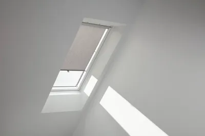 Produktbild von Velux Rollo mit Haltekrallen manuell uni grau RHL Y80 4161