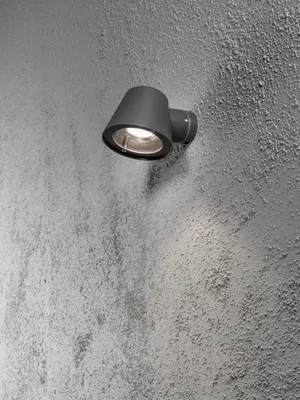 Produktbild von Konstsmide Trieste Halogen Wandleuchte - schwarz lackiertes Aluminium, klares Acrylglas, Reflektor; 7523-370
