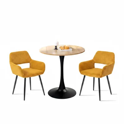 Image de Ensemble de salle à manger Cosy de style scandinave, comprenant une table ronde en chêne et deux chaises jaunes en corde