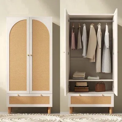 Obrázek produktu pro Bílá šatní skříň s ratanem – výška 180,5 cm – dřevo – venkovský styl – skříň s zásuvkami