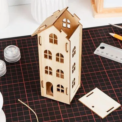 Zdjęcie produktu dla Miniaturowy domek z drewna do samodzielnego montażu, przeznaczony do zestawów oświetlenia LED, wymiary: 7 cm x 56 cm x 155 cm.