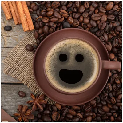 Produktbild von Wallario Sticker / Aufkleber für Kühlschrank / Geschirrspüler / Küchenschränke, selbstklebende Folie - 60 x 60 cm, Motiv: Lustige Kaffeetasse mit einem Lächeln - Kaffeebohnen und Zimt