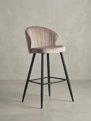 Produktbild von Barhocker "Adige": Skandinavisches Design, Samtbezug, Metallbeine, 110 kg Belastung, Beige Farbe. Beige, 56x53x103 cm | Kadima Design