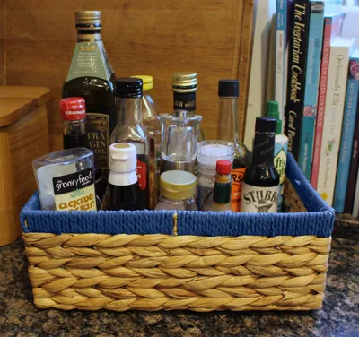 Imagen del producto de Cesta rectangular de agua, hecha de ratán natural y azul, de 32 cm, ideal para el baño y para almacenamiento