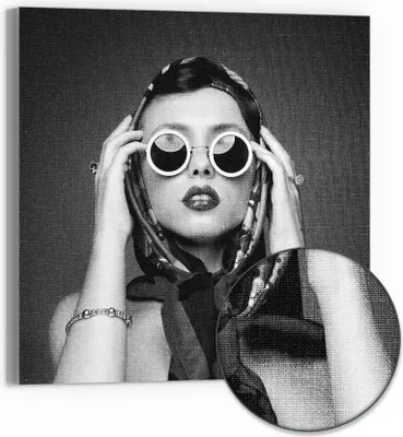 Produktbild von DEQORI Hybrid Leinwand Bild 30x30 cm 'Junge Frau im Retro-Stil' Wandbild Glas flach modern