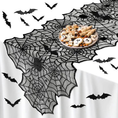 Produktbild von Halloween Deko: Dieses Halloween Tischdeko Set enthält einen 45 x 183 cm großen Spinnennetz Tischläufer und 36 3D Fledermaus Aufkleber in verschiedenen Größen und Stilen. Der Spinnennetz Tischdecke ist für Esstische für 4–6 Personen geeignet und eignet sich daher ideal für eine Vielzahl von Umgebungen, darunter Familientreffen, kleine Partys und Buffet-TischeMaterial: Halloween Tischläufer wird mit hochwertigen Polyesterfasern gewebt, die sich weich und elastisch anfühlen. Die Kanten werden durch einen fein