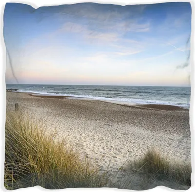 Produktbild von Wallario Premium Kissen, weiche Oberfläche, mit Motiv Strandspaziergang im Urlaub an der Ostsee, Größe: 40 x 40 cm, mit weißer Rückseite
