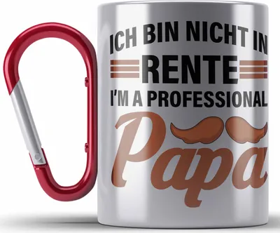 Produktbild von Trendation - Renter Edelstahl Tasse Karabiner mit Spruch Ruhestand Geschenk Rente Mann Lustig Renteneintritt Abschiedsgeschenk Sprüche Papa (Rot)
