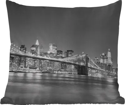 Produktbild von MuchoWow® Outdoor Kissen - New York - Brücke - Brooklyn - Schwarz und weiß - Architektur - 45x45 cm - Wetterfest - Lounge Kissen - Fotokissen - Dekoratives Kissen
