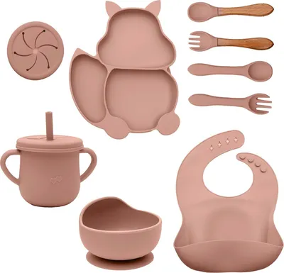 Produktbild von Intirilife Baby Geschirr Set Fütterungsset aus Silikon in Rosa - 8-teiliges Set - Becher mit Strohhalm Lätzchen mit Auffangschale Besteck und Teller Kindergeschirr Rutschfest