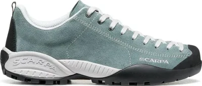 Scarpa Mojito Schuh in hellblau mit weißer Schnürung und schwarzer Gummisohle